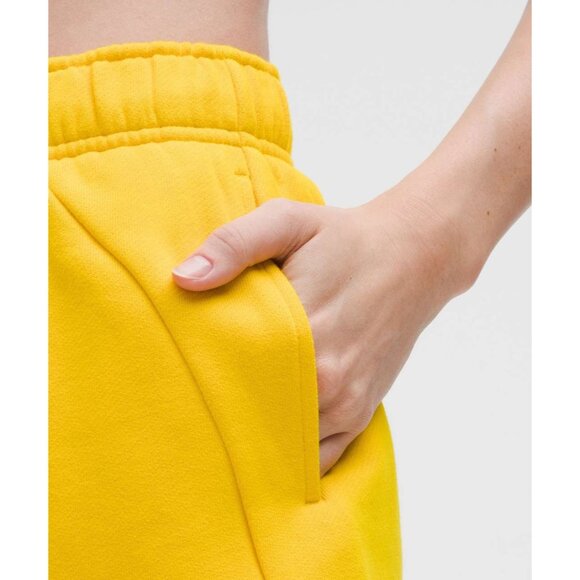 Lululemon Scuba Mid-Rise Oversized Shorts 7" Maize Yellow/Light Ivory Sz S - Picture 7 of 7